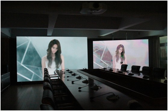 图为： 相机调为1/3200秒快门快率拍下的视频播放画面，高清真切。左屏为东升国际官网LED UTV高清幼间距产品