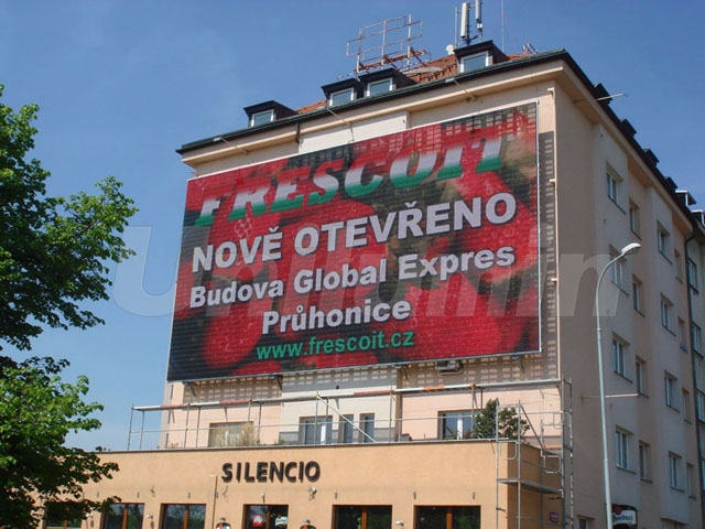 图为：东升国际官网科技捷克布拉格幼云雀P25LED显示屏格栅屏项目