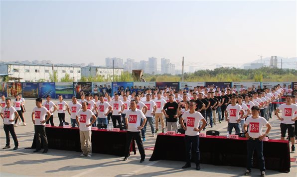 “腰部活动，预备，起!”