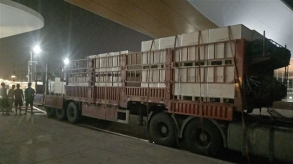 ▲加班加点，连夜运货卸货