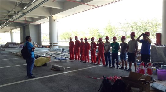 ▲无惧闷热，群策群力攻项目